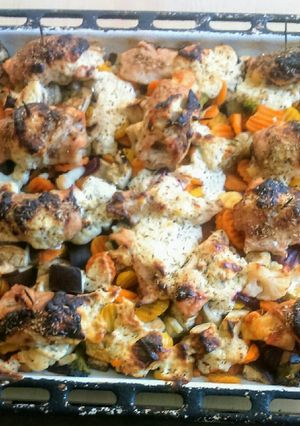 Sajttal, sonkával göngyölt csirkemell, zöldségágyon, zöld fűszer recept fotója