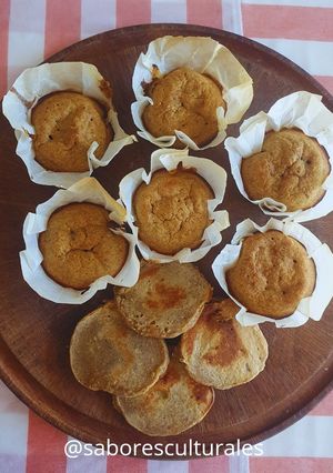 Una foto de 🧁🥞 Muffins y pancakes de harina integral, sorgo y avena con banana🍌