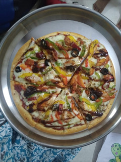 ஹோம் மேட் பீசா (Homemade pizza recipe in tamil) செய்முறை முக்கிய புகைப்படம்