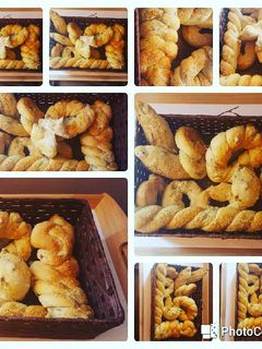 Una foto de Panes con aceitunas y parmesano