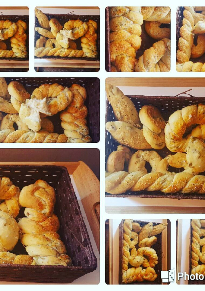 Una foto de Panes con aceitunas y parmesano