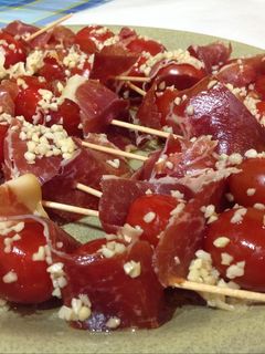 Una foto de Piruleta de jamón con tomate