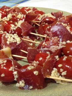 Una foto de Piruleta de jamón con tomate
