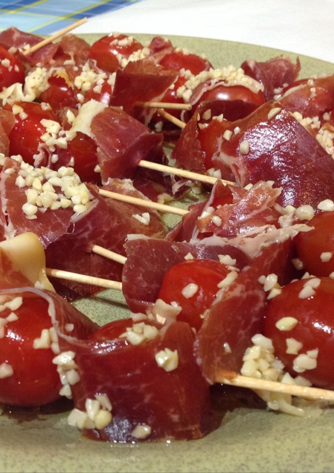 Una foto de Piruleta de jamón con tomate