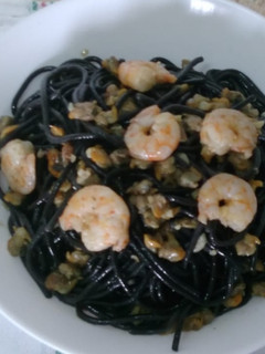 Una foto de Espaguettis a la mar con berberechos y gambones