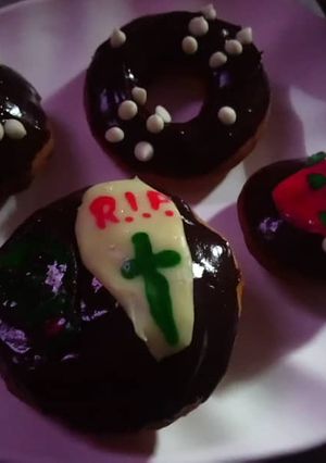 A picture of Spooky halloween (chocolate) doughnuts.