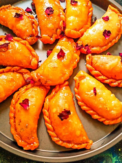 मावा करंजी(mawa karanji recipe in hindi) रेसिपी मुख्य फोटो