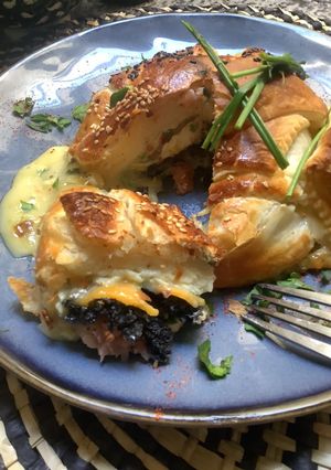 Une photo de Feuilleté 🍂camembert le 🧀rustique🍋