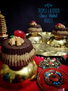 ટ્રીપલ લેયર્ડ ચોકો વોલનટ બરફી (Triple Layered Choco Walnut Barfi Recipe In Gujarati) રેસીપી મુખ્ય ફોટો