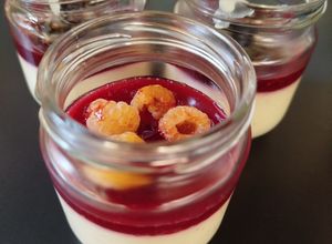 Une photo de Panna cotta vanille coulis framboise fruits