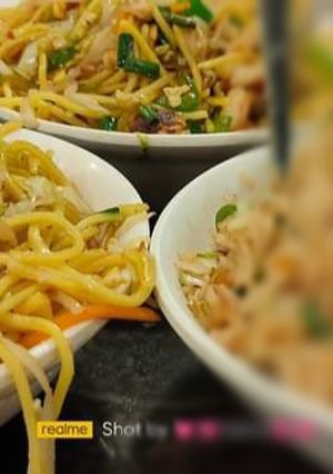 A picture of Hakka Noodles Restaurant style.