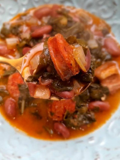 Una foto de Alubias pintas con acelgas, chorizo y panceta
