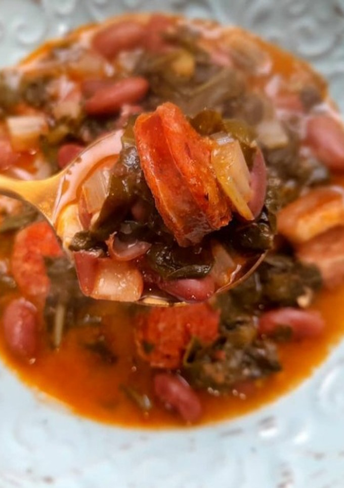 Una foto de Alubias pintas con acelgas, chorizo y panceta