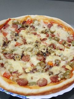 صورة لوصفة بيتزا بالنقانق 🍕🍕