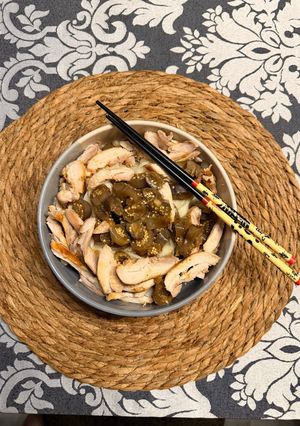 Una foto de Berenjenas chinas en salsa de soja con fideos chinos y pollo !!!!