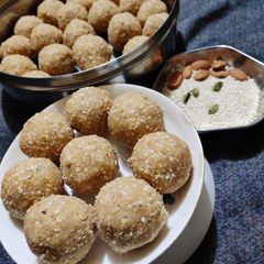 A picture of Til mawa ke laddu.