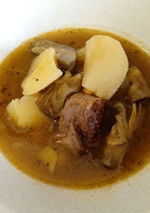 Una foto de Guiso de garbanzos y jarrete de tudanca