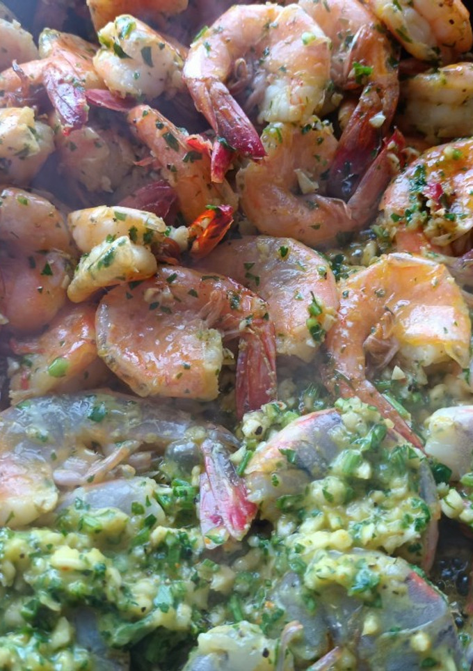 Una foto de Camarones en mantequilla al ajo y perejil