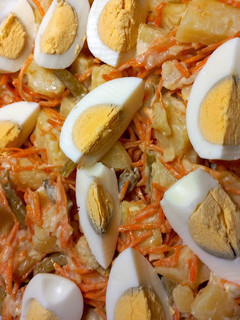Una foto de Ensalada de Papa, Chaucha, Zanahoria y Huevo con Salsa Ranch La Spezia
