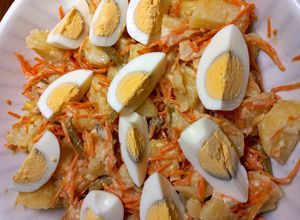 Una foto de Ensalada de Papa, Chaucha, Zanahoria y Huevo con Salsa Ranch La Spezia