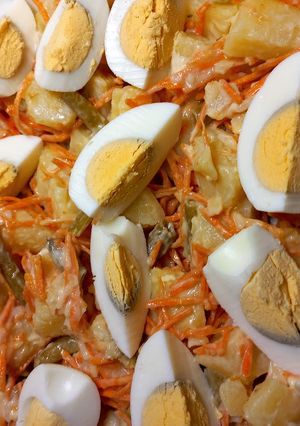 Una foto de Ensalada de Papa, Chaucha, Zanahoria y Huevo con Salsa Ranch La Spezia