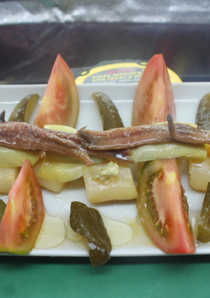 Una foto de Ensalada de anchoas y espárragos