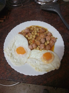 Una foto de Garbanzos con longaniza fresca y huevos fritos