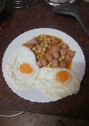 Una foto de Garbanzos con longaniza fresca y huevos fritos