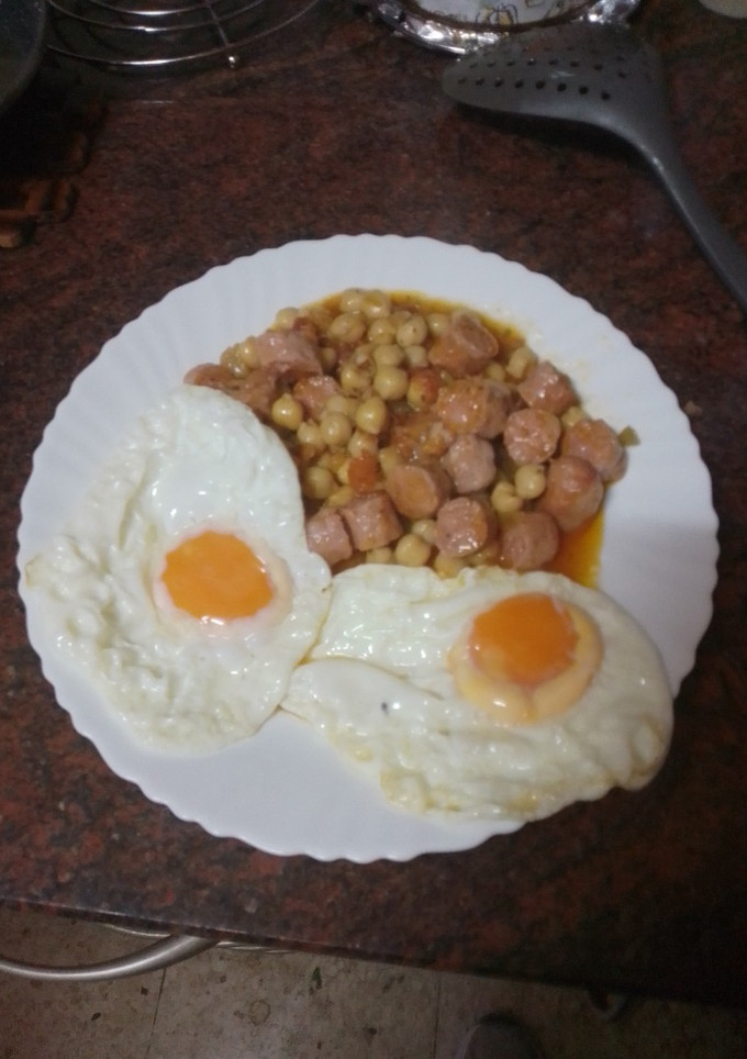 Una foto de Garbanzos con longaniza fresca y huevos fritos