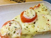 Una foto de calzone masa pizza