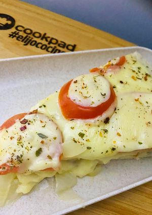 Una foto de CALZONE CON MASA DE PIZZA 🍕 🍻 🍕🍷 🍕