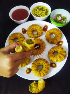 आलू मटर रिंग समोसा (Ring Samosa Recipe in Hindi) रेसिपी मुख्य फोटो