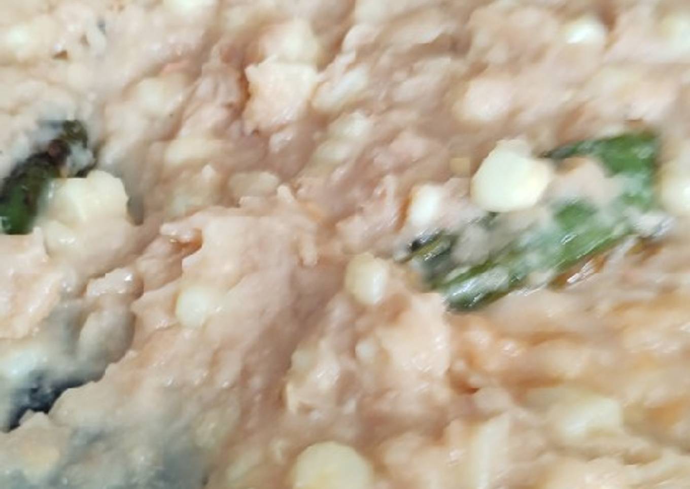 Frijoles refritos con granitos de elote