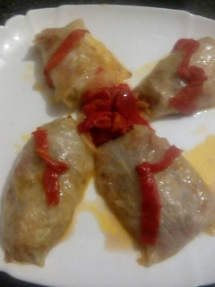 Una foto de rollito de col relleno de verduras a mi manera
