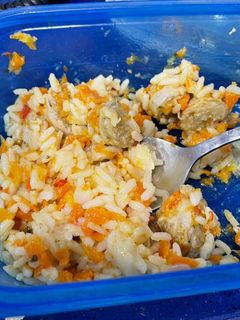 Una foto de Arroz blanco con salchicha parrilera