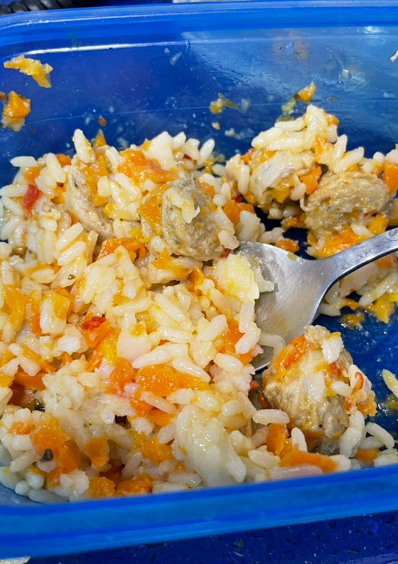Una foto de Arroz blanco con salchicha parrilera