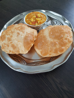 பூரி மற்றும் உருளைக்கிழங்கு மசால் குருமா (Poori and urulaikilanku masal kuruma recipe in tamil) செய்முறை முக்கிய புகைப்படம்