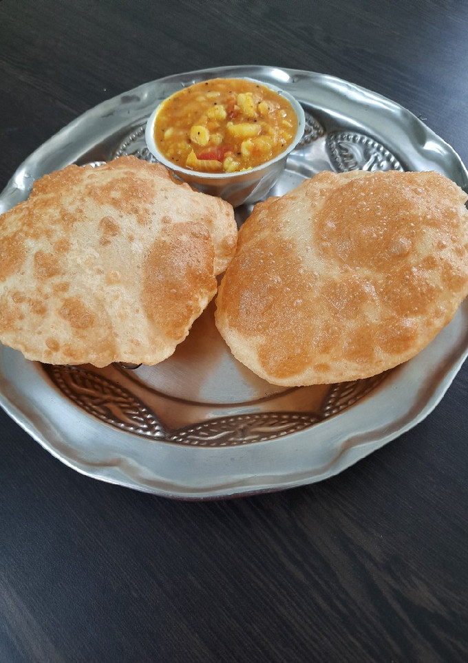 பூரி மற்றும் உருளைக்கிழங்கு மசால் குருமா (Poori and urulaikilanku masal kuruma recipe in tamil) செய்முறை முக்கிய புகைப்படம்