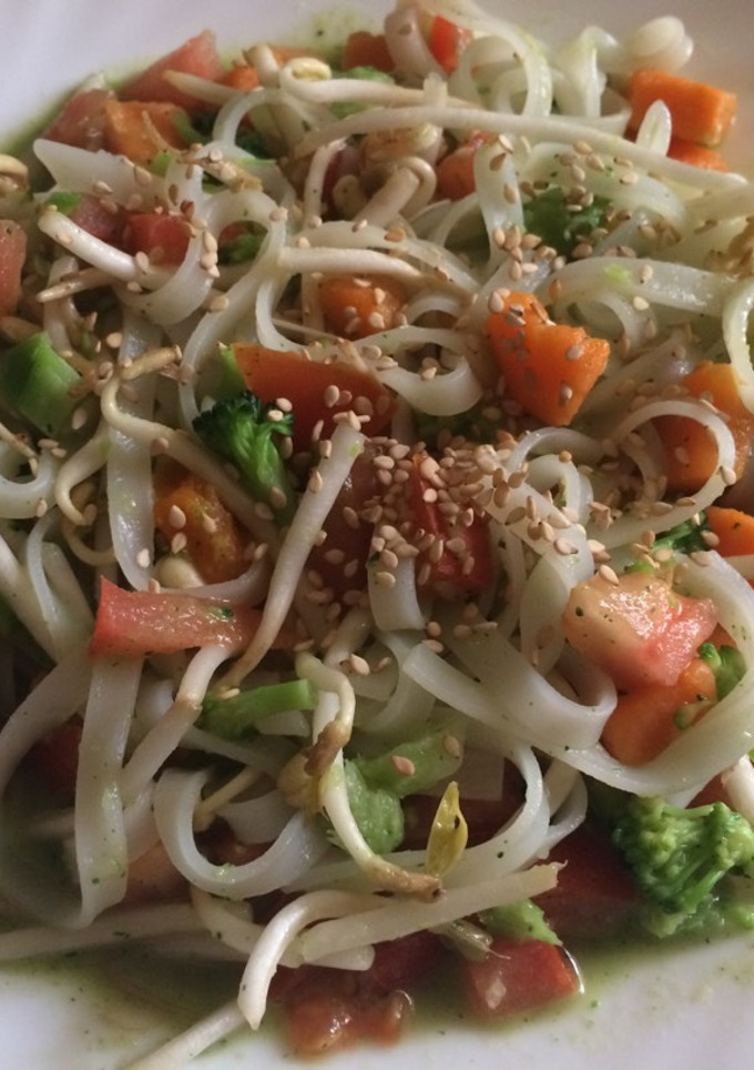 Una foto de Espaguetis de arroz con verduras