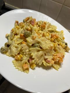 Una foto de Ensalada de pasta multicolor 💚💛🧡❤️