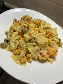 Una foto de Ensalada de pasta multicolor 💚💛🧡❤️