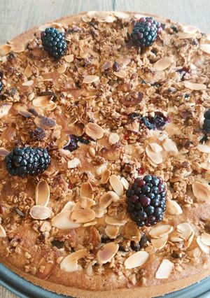 Une photo de Moelleux aux poires croustillant d'avoine et fruits rouges