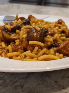 Una foto de Fideuá de chistorra y champiñones a la sidra