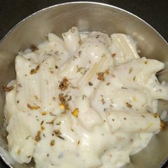 A picture of White sauce pasta.