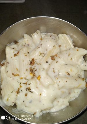 A picture of White sauce pasta.