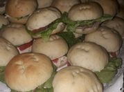 Una foto de bocadillos de lechuga