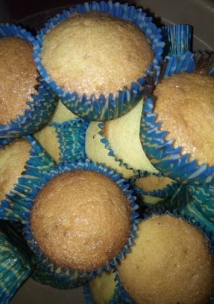 A picture of Plain cupcakes.