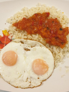 Una foto de Falso arroz de coliflor a la cubana