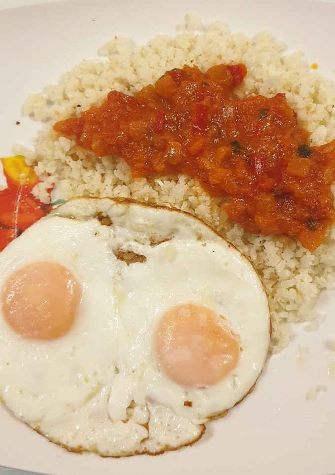 Una foto de Falso arroz de coliflor a la cubana