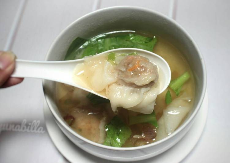 Wonton soup (pangsit rebus)